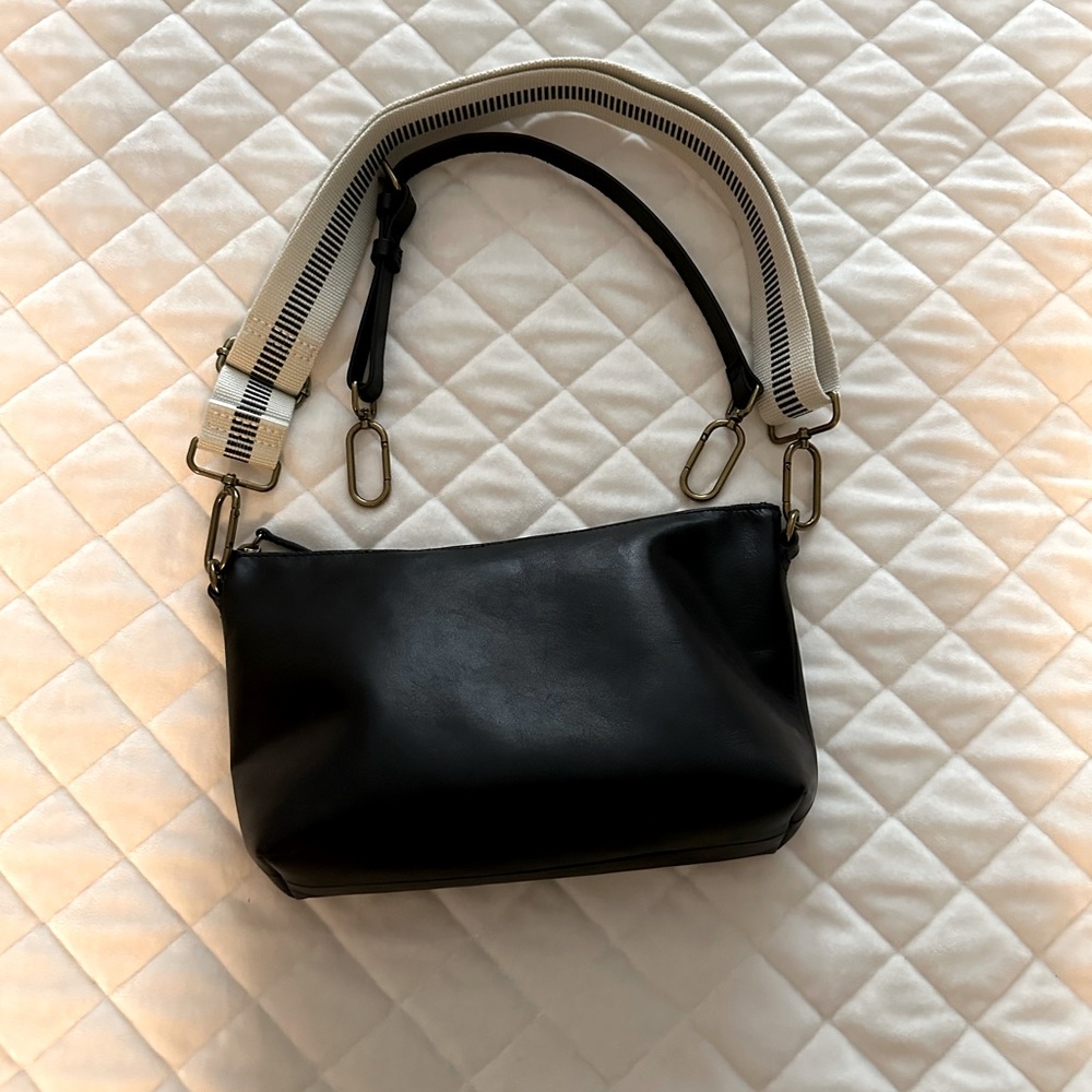Madewell The Leather Carabiner Crossbody Sling